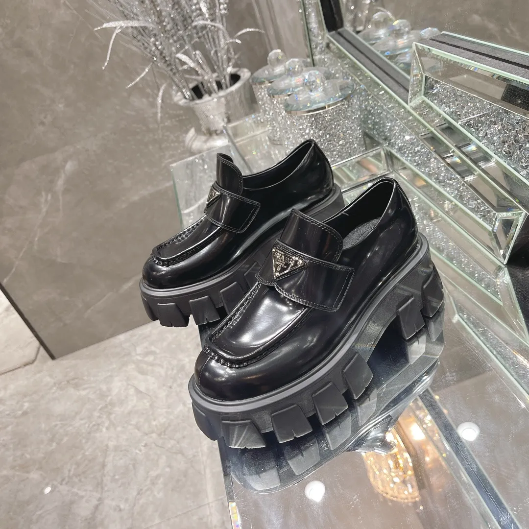 👟👟Ex-factory price 480👟👟 PRADA will be cheating this year💋 Prada, the invincible cheater, instantly releases all the beautiful shoes that are fairy shoes👠All of them are my favorite😍New models developed at the original store! High-end casual shoes, a one-to-one copy of the original perfect last shape. Perfect workmanship. Perfect choice for you. High-end goods have pictures and truth! Supports various comparisons! It is comfortable and elegant to wear. The original molded outsole is a 1:1 replica. It adopts non-slip and wear-resistant imported TPU combined outsole, which is vacuum combined to form a thick sole~ 💥Fabric: Imported open-edge beaded cowhide 💥Sole thickness: 5.5cm. Really good product. Worth owning 💥Color: Black White 💥Size: 35-40